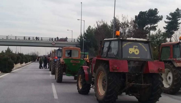 У Греції сотні фермерів заблокували тракторами національну трасу  