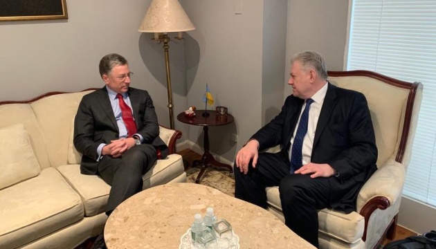 Yélchenko y Volker discuten la liberación de los rehenes del Kremlin 