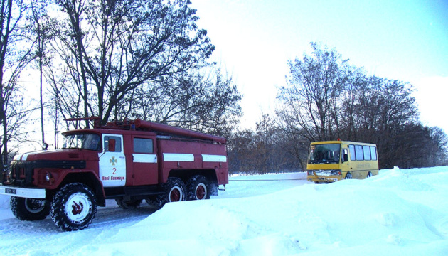 На Полтавщині зі снігових заметів витягли шкільний автобус із дітьми і вчителями