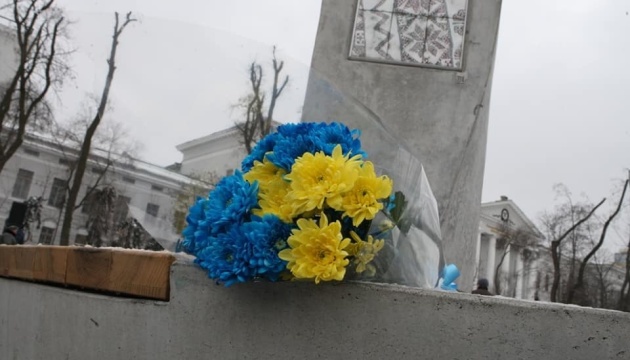 Пам'ять Героїв Крут вшанували біля найвищого в Україні прапора Пам'ять Героїв Крут вшанували біля найвищого в Україні прапора