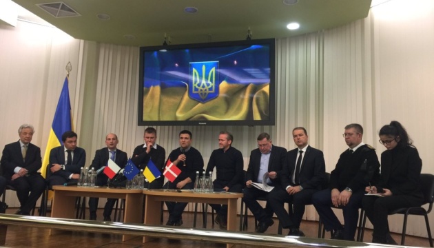Ukrainian, Danish, Czech foreign ministers visit Mariupol port