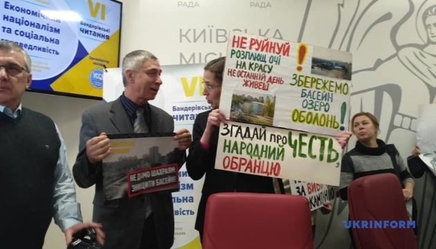 У кулуарах Київради мітингували проти забудови на Оболоні