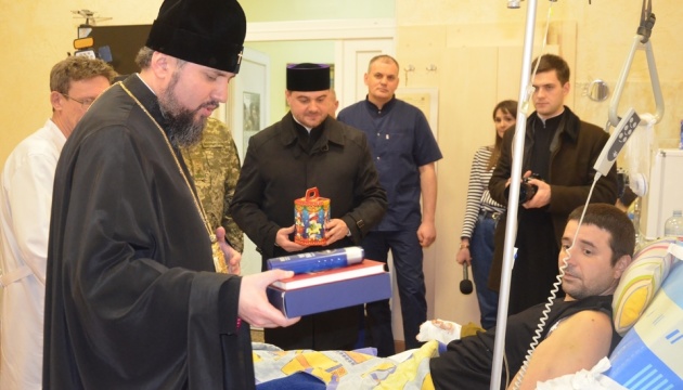 Епіфаній відвідав у київському госпіталі поранених бійців