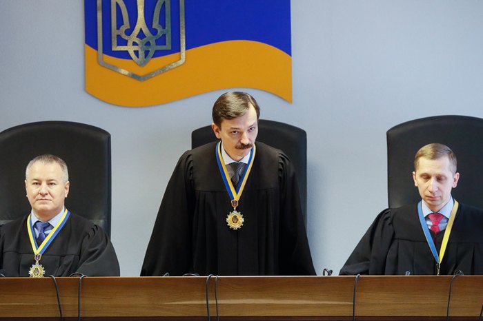 Судді в процесі над Януковичем: Костянтин Васалатій (ліворуч), Владислав Девятко (по центру) і Максим Титов (праворуч)