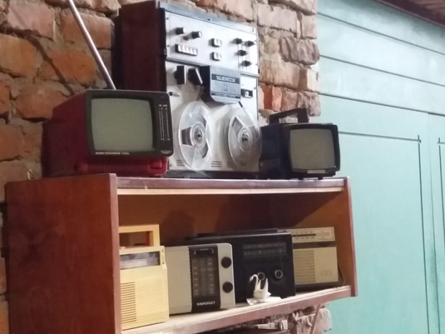 перший портативний телевізор (праворуч)