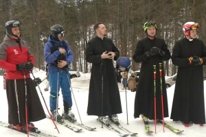 Перехрестився і з гори: розваги польських священиків