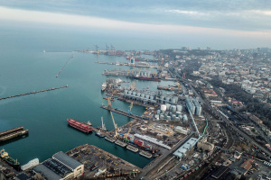 Des forces russes ont attaqué un navire civil dans un port de la région d'Odessa ; un mort et trois blessés