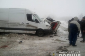 На Харьковщине микроавтобус наехал на людей, выталкивавших машину из сугроба