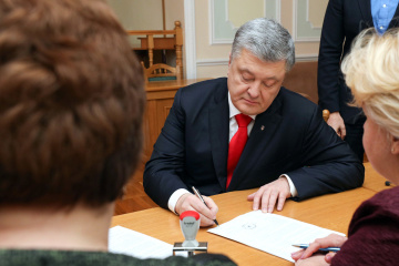 ポロシェンコ大統領、大統領選への出馬申請書を提出