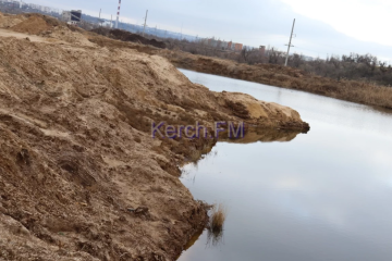 У Криму окупанти знищили частину дамби сховища токсичних відходів - все йде в море