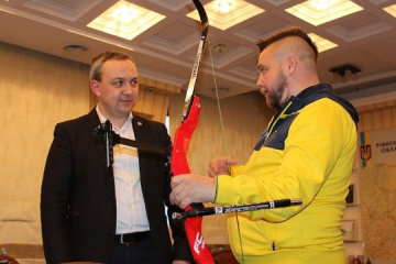 У Рівному переможцю «Ігор Нескорених» подарували професійний лук - ОДА