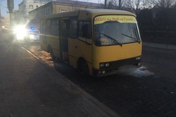 У центрі Чернівців горіла маршрутка