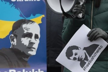 独立広場で人々が露の拘束するバールフ氏とスシチェンコ氏の誕生日を祝福