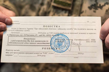 １８歳のウクライナ男性に召集令状が渡されることはあるが、それにより彼らが前線に配属されるわけではない＝宇陸軍報道官