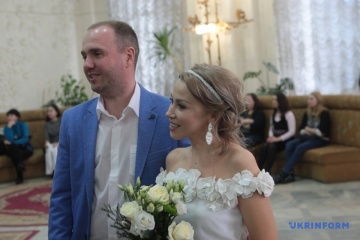 В Україні в День закоханих одружилися майже 2,5 тисячі пар