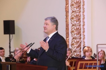 Порошенко пояснив, як інвестиції піднімуть зарплати в Україні