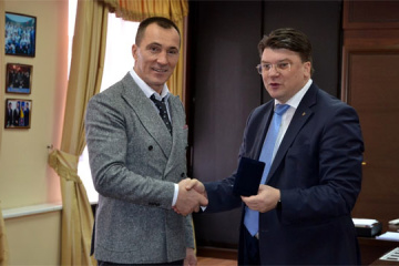 Жданов вручил