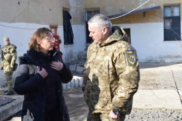 Наєв показав послу Франції, як РФ випробовує на Донбасі новітні зразки озброєння