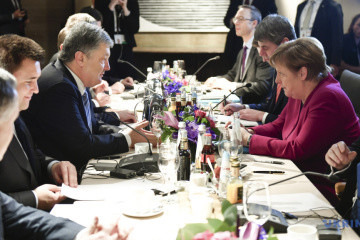 ポロシェンコ大統領、メルケル独首相と「アゾフ海関連対露制裁」について協議