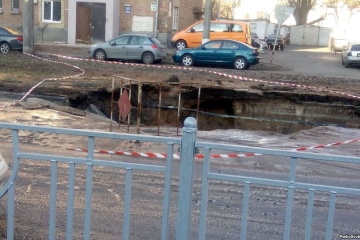 У Києві провалилася дорога: чотири тролейбуси змінили рух