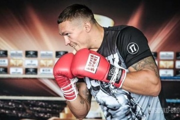 Промоутер розповів, коли можуть зустрітися на рингу Усик та Джошуа