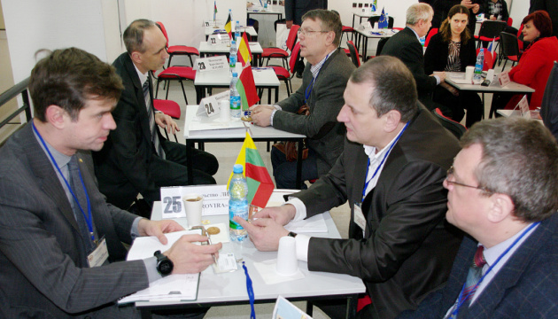Украинские бизнесмены представили проекты дипломатам на форуме в Киеве