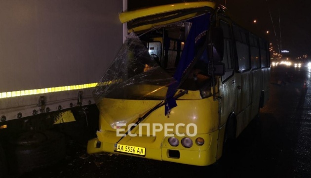 У Києві маршрутка з людьми врізалася у вантажівку, дев’ятеро постраждалих