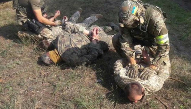 Біля арсеналу ЗСУ затримали підозрілих чоловіків у камуфляжі Біля арсеналу ЗСУ затримали підозрілих чоловіків у камуфляжі
