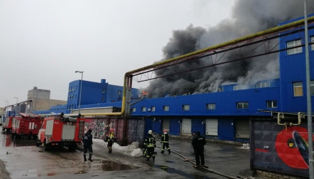 КМДА: попередня причина пожежі на складах біля метро 
