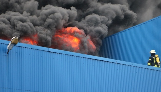 Рятувальники вже майже добу гасять пожежу на складах в Києві