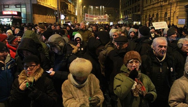 У Белграді десятки тисяч людей узяли участь в антиурядових протестах