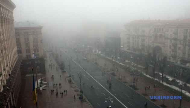 Сильний туман накрив Київ до ранку