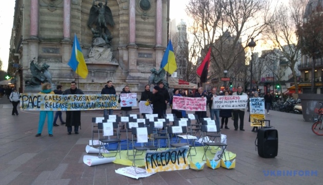 À Paris, des activistes ont exigé que la Russie libére les prisonniers politiques ukrainiens 