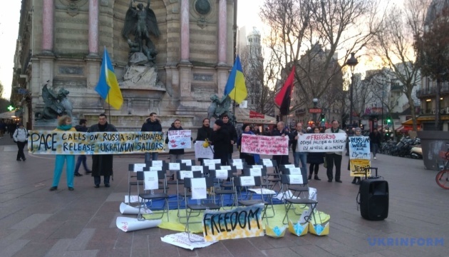 Activists in Paris demand to free Sushchenko, Sentsov, Ukrainian sailors. Photos