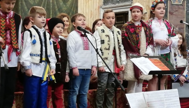 Українці в Італії заспівали колядки у стилі реп і поп
