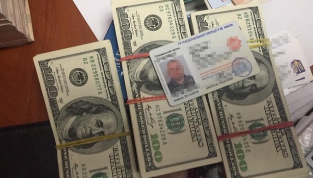 Керівника одного з відділів поліції Києва впіймали на хабарі у $15 тисяч