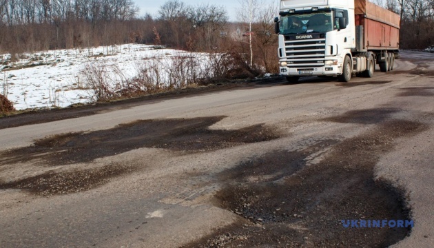 На Полтавщині обмежили рух вантажівок через вбиті дороги