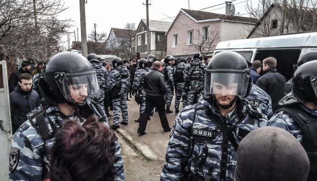 У Криму після обшуку кримського татарина відвезли у райвідділ