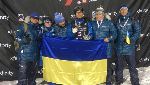 Le skieur freestyle ukrainien Abramenko décroche la médaille d'argent au Championnat du monde (vidéo)