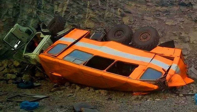В России упал с обрыва автобус с шахтерами, шестеро погибших В России упал с обрыва автобус с шахтерами, шестеро погибших