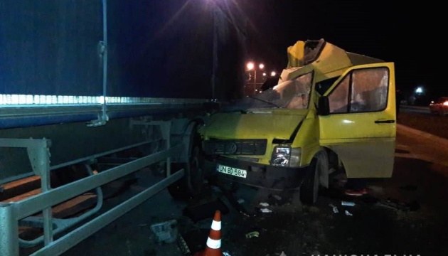 У Вінниці мікроавтобус влетів у вантажівку, загинули троє іноземців