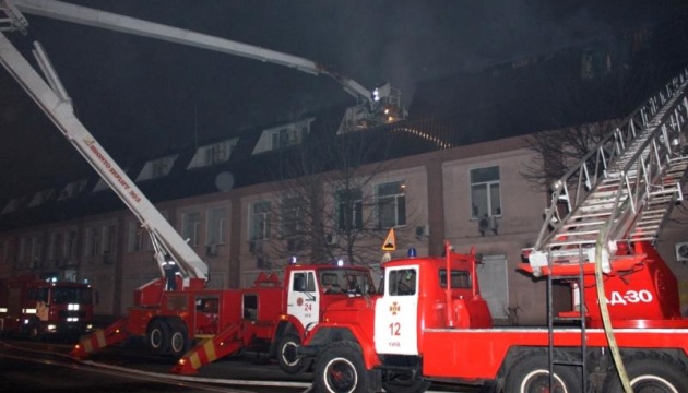 У Києві три години гасили пожежу в офісній будівлі