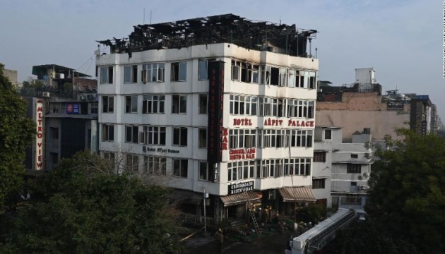Кількість загиблих під час пожежі в індійському готелі зросла до 17