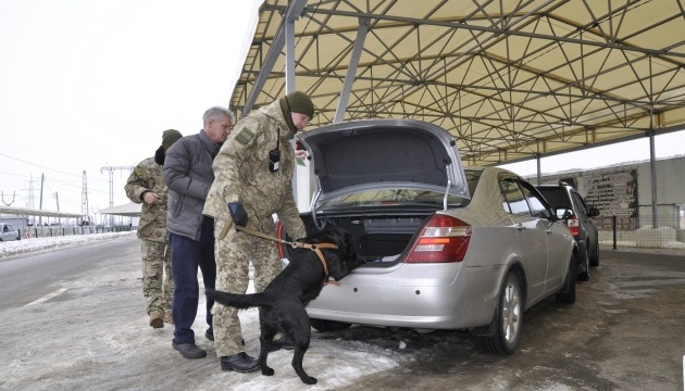 У пунктах пропуску на Донбасі в чергах стоять 340 авто У пунктах пропуску на Донбасі в чергах стоять 340 авто