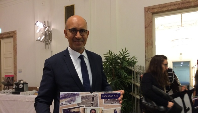 Представнику ОБСЄ зі свободи медіа подарували календар з малюнками Сущенка