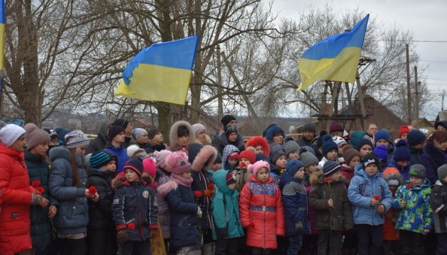 Мітинг-реквієм у Бахмуті: чотири роки тому окупанти обстріляли мікрорайон Мітинг-реквієм у Бахмуті: чотири роки тому окупанти обстріляли мікрорайон