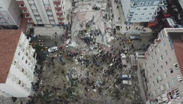 Обвал будівлі у Стамбулі: поліція арештувала трьох підозрюваних Обвал будівлі у Стамбулі: поліція арештувала трьох підозрюваних