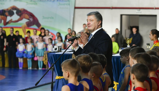 Порошенко на Харківщині відкрив спортивний комплекс