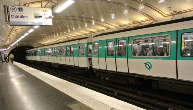 У паризькому метро 20-річному юнаку хлюпнули в обличчя кислотою - ЗМІ У паризькому метро 20-річному юнаку хлюпнули в обличчя кислотою - ЗМІ