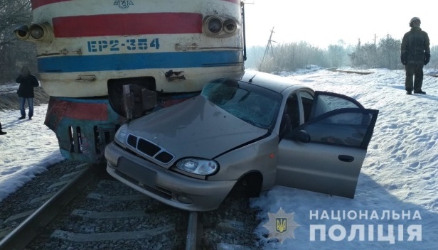 На Харківщині зіткнулися електропоїзд та авто, загинув водій